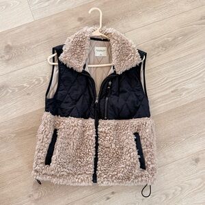 Abercrombie Black and Tan Quilted Sherpa Vest XS